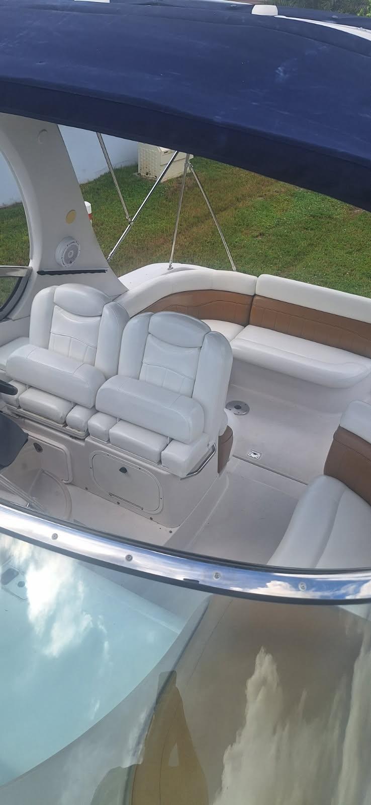 Cockpit — helm seats & U-lounge
